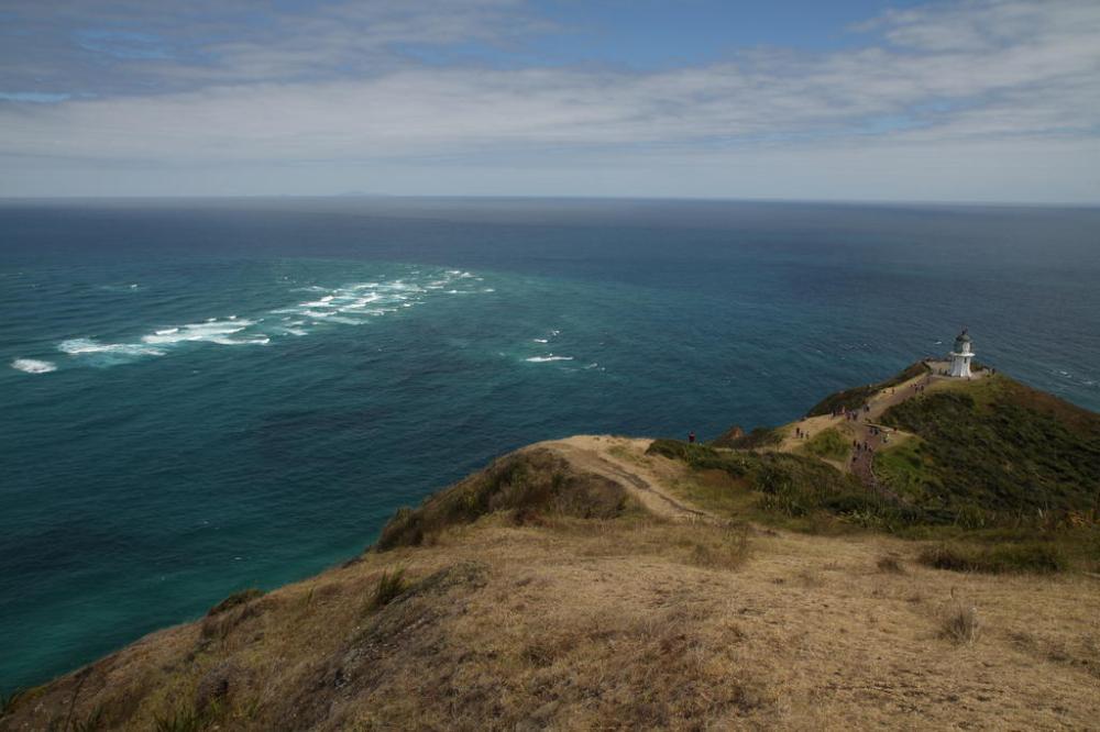 cape-reinga-leuchtturm-und-wellen