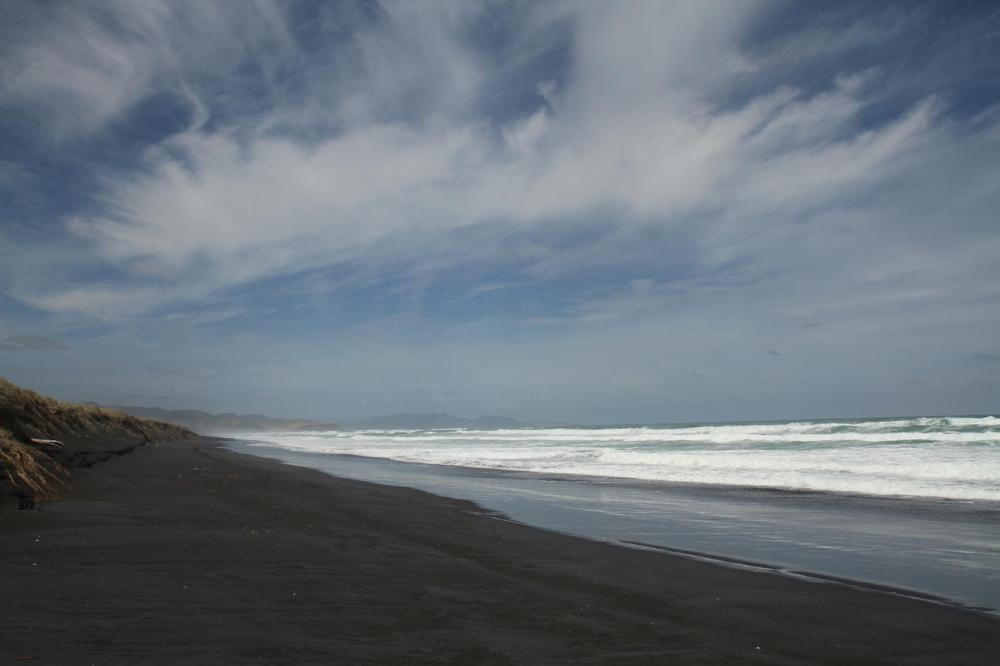 mittag-schwarzer-strand